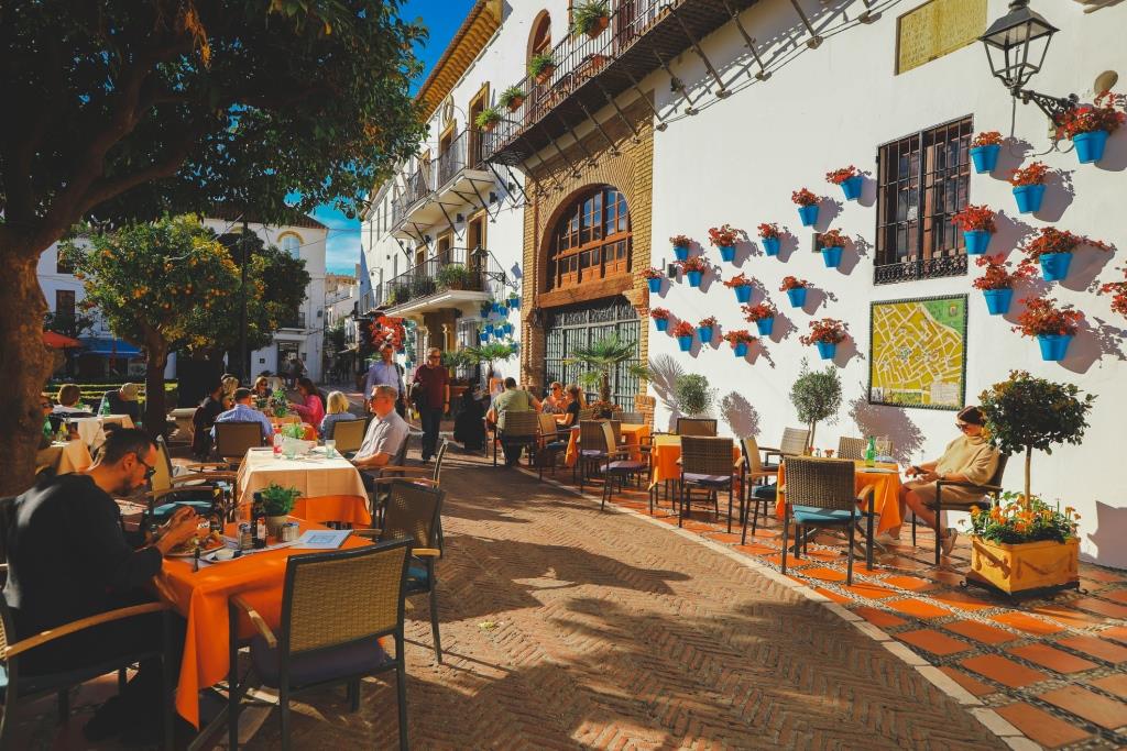 Touristen beim Mittagessen auf der Plaza de los Naranjos, Marbella